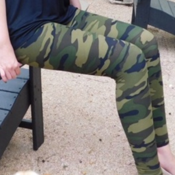 last pair 🎉 Soft Brushed Leggings in Camo - Picture 3 of 5